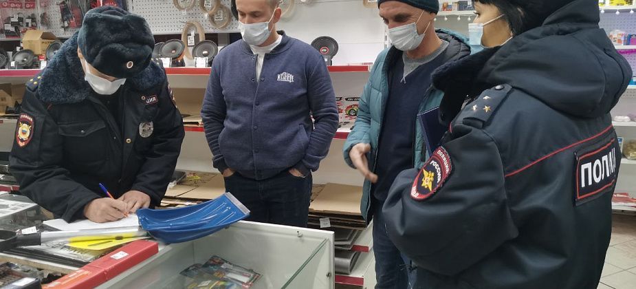 Полицейские первыми пришли на сбор подписей против пропускного режима по QR-кодам. Подписи собирают коммунисты