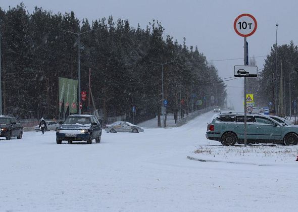 В УКХ заявили, что коммунальщики с 6 утра чистят дороги от снега
