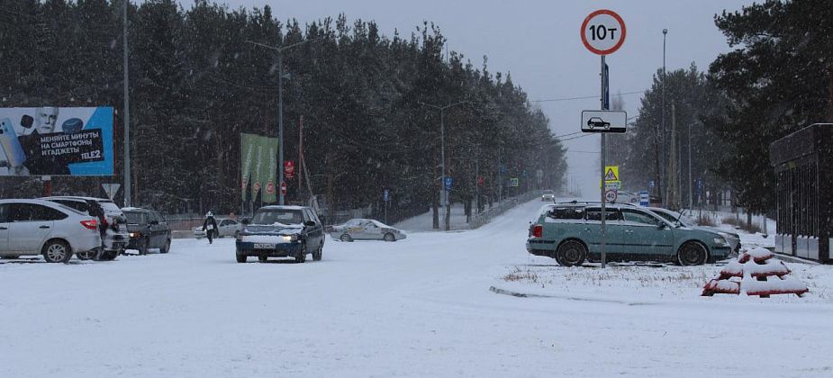 В УКХ заявили, что коммунальщики с 6 утра чистят дороги от снега