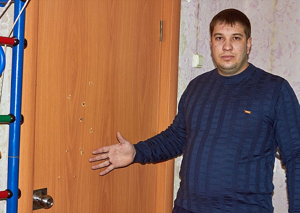 В Краснотурьинске мужчина расстрелял дверь соседей. Чудом не пострадали беременная женщина и ее дочь