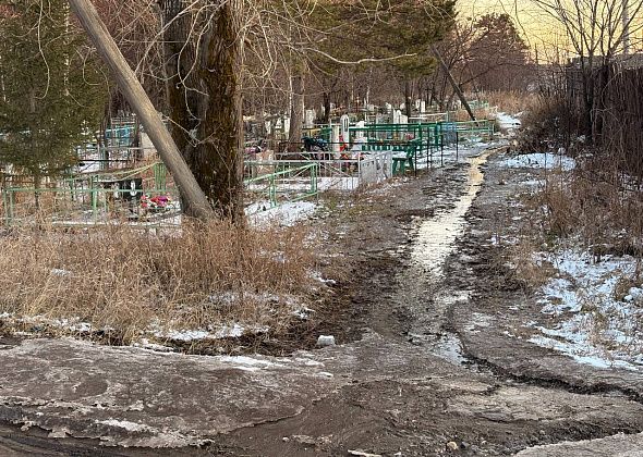 По Лермонтова изливается канализация и топит могилы на старом кладбище