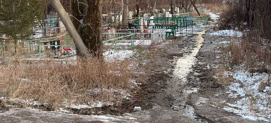 По Лермонтова изливается канализация и топит могилы на старом кладбище