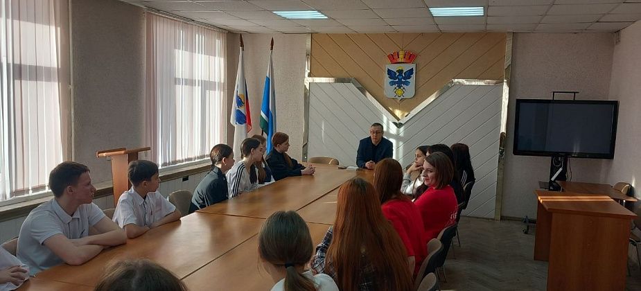 Карпинским активистам рассказали, как проходят выборы в России