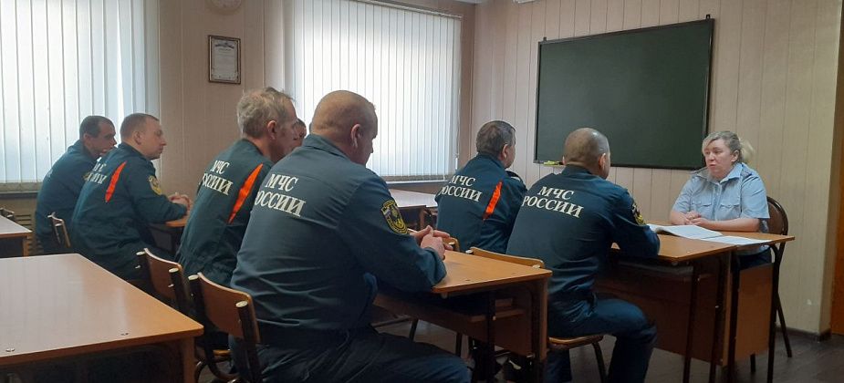 Карпинских пожарных навестили сотрудники ГИБДД. Они провели урок по правилам дорожного движения