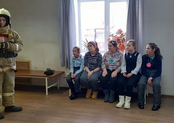Дошколята поздравили карпинских пожарных с их профессиональным праздником
