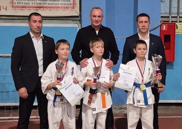 Карпинские каратисты привезли из Екатеринбурга пять медалей