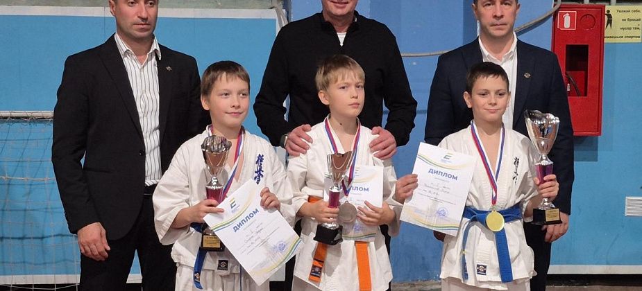 Карпинские каратисты привезли из Екатеринбурга пять медалей