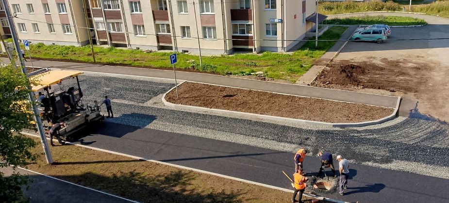 Улицу 8 Марта, которую должны были сдать еще в прошлом году, начали асфальтировать