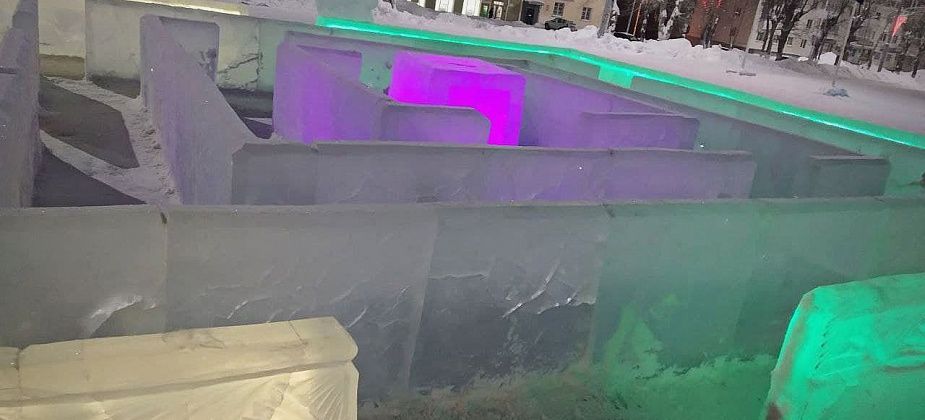 В новогоднем городке сломали ледовый лабиринт