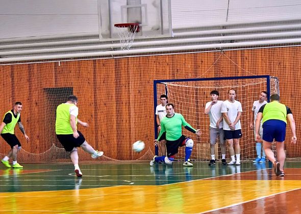 Сотрудники МЧС северных городов области провели мини-футбольный турнир