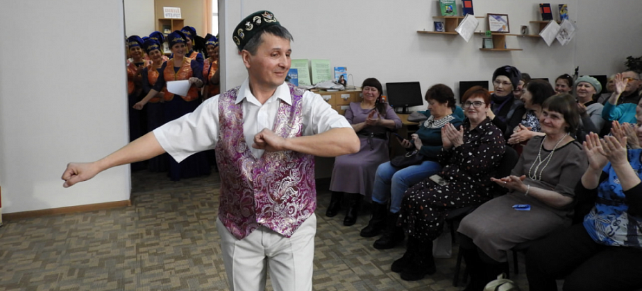 Местный коллектив «Алтын ай» вновь выступит в карпинской библиотеке
