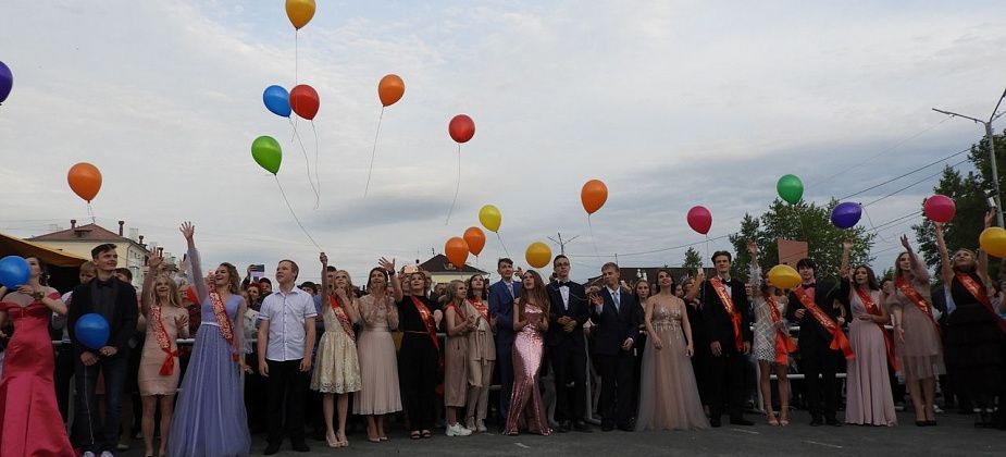 Как в пасмурный День молодежи прошел солнечный выпускной