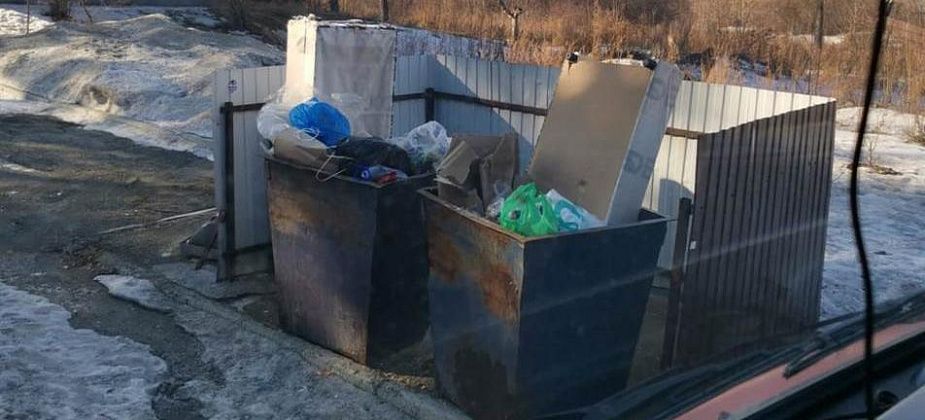 Крупногабаритный мусор не стоит выбрасывать в контейнер