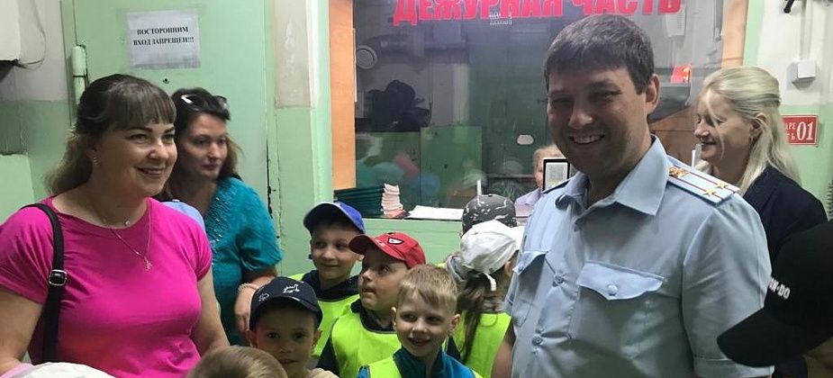 Карпинские правоохранители провели для детей экскурсию по отделу полиции