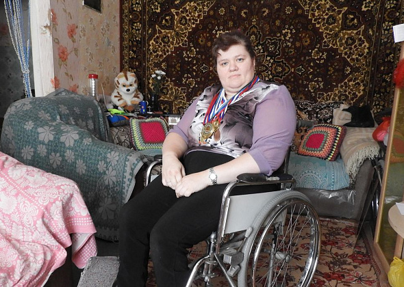 Женщина, прикованная к инвалидному креслу, хочет участвовать в соревнованиях, но у нее нет на это денег