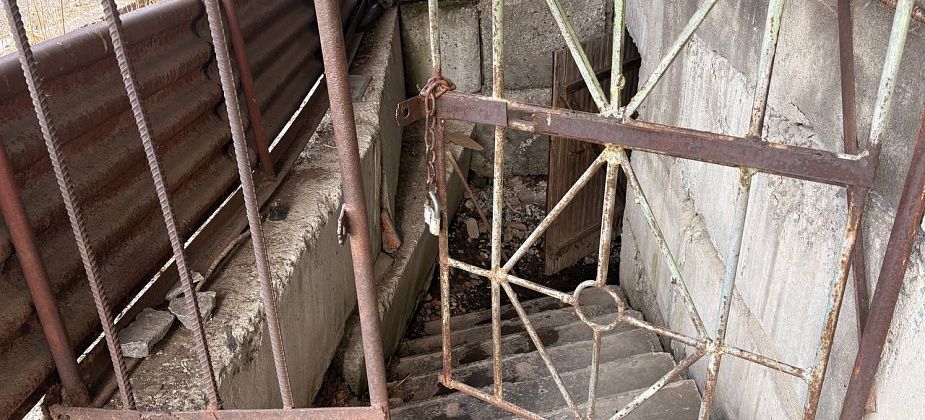 Коммунальщики решили проблему с утечкой в подвале дома по Лесопильной