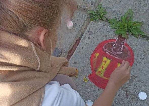 Гуашь на асфальте: карпинские библиотекари провели для юных читателей мастер-класс по стрит-арту