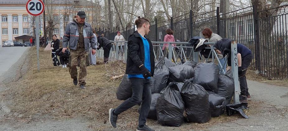 Сегодня школьники и бюджетники вышли на городской субботник