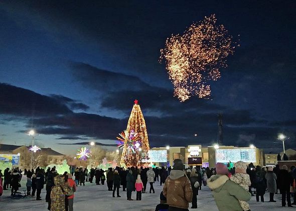 В Карпинске торжественно открыли новогодний городок