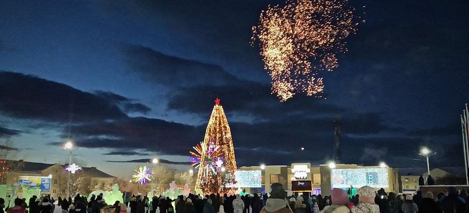 В Карпинске торжественно открыли новогодний городок