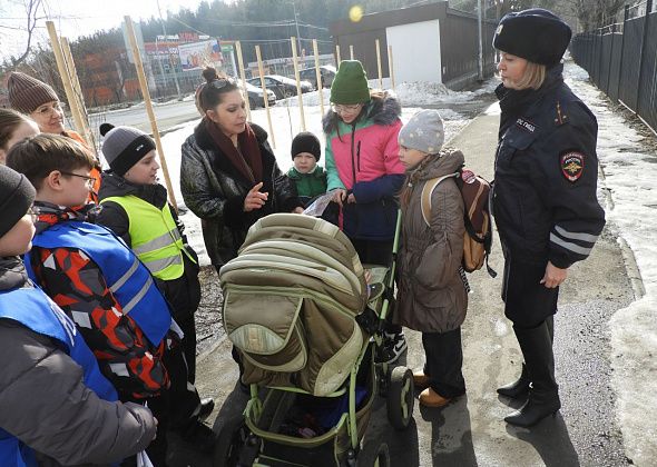 Сотрудники ГАИ, школьники и их родители напомнили водителям и пешеходам о безопасности на дороге