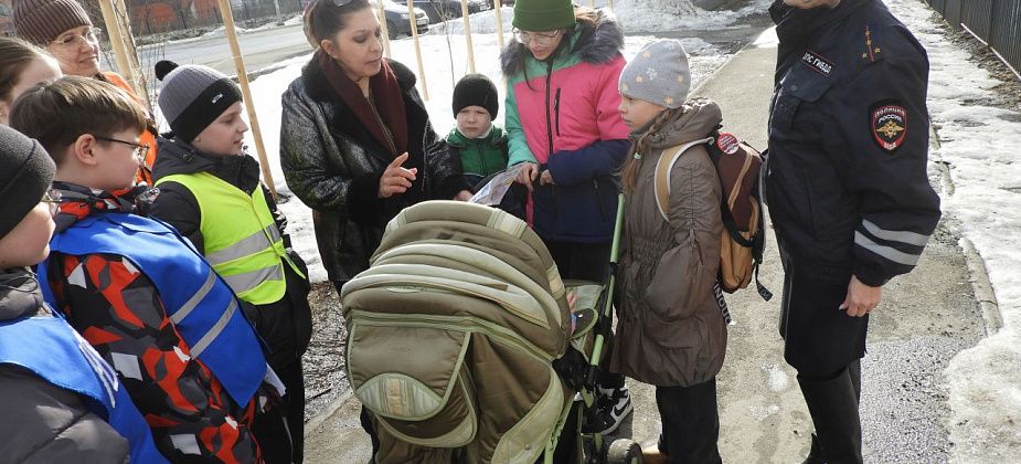 Сотрудники ГАИ, школьники и их родители напомнили водителям и пешеходам о безопасности на дороге