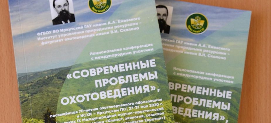 Михаил Бураев подарил библиотеке книгу, в которой опубликованы его статьи