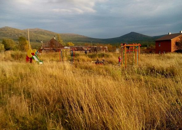 Жители поселка Кытлым недовольны детской площадкой