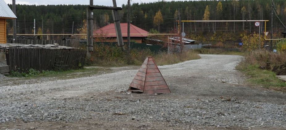 Водители просят коммунальщиков убрать на улице 8 Марта препятствие, которое мешает ездить с весны