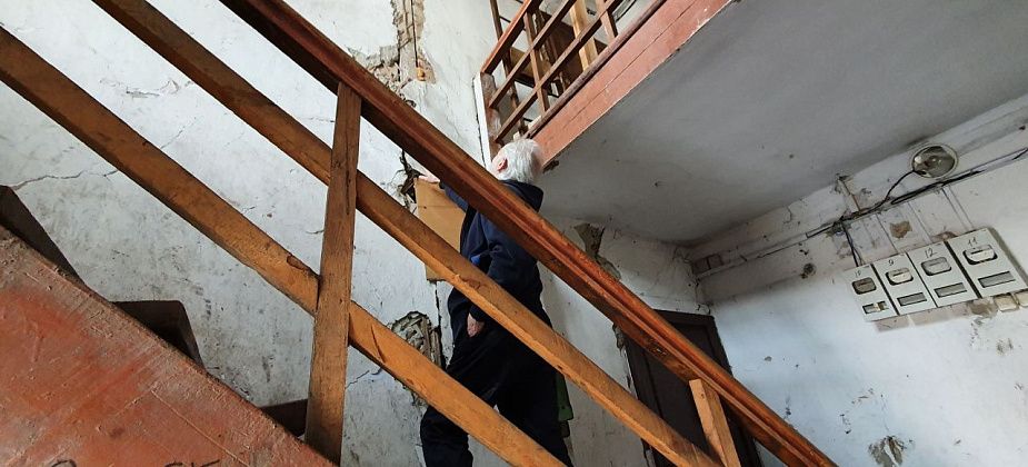 «Мне стыдно за наш дом». Житель аварийного дома уже десятый год требует переселения