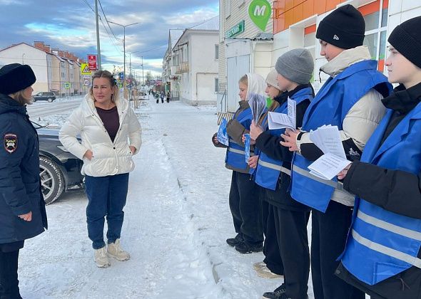 В День памяти жертв ДТП школьники напомнили водителям о безопасности на дорогах