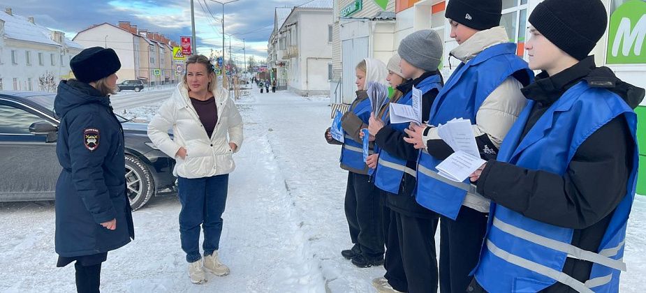 В День памяти жертв ДТП школьники напомнили водителям о безопасности на дорогах