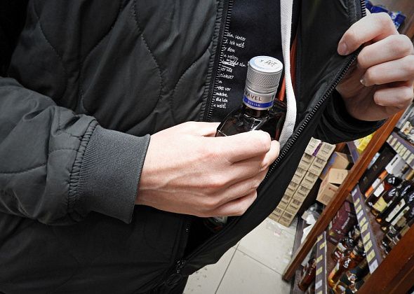В Карпинске осудили магазинного вора, который таскал с прилавков крепкий алкоголь