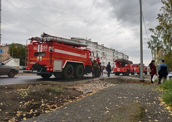 К пятиэтажному дому на улице Пролетарская съехались пожарные. Там пригорела пища