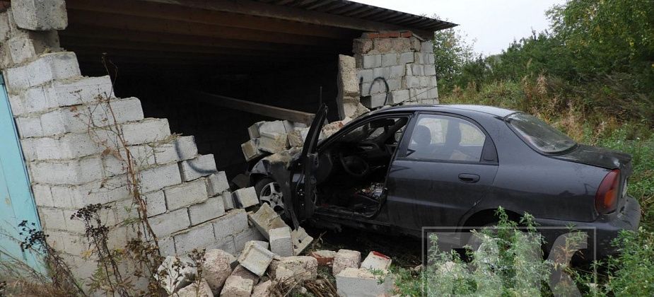 На Почтамтской автомобиль въехал в гараж через стену