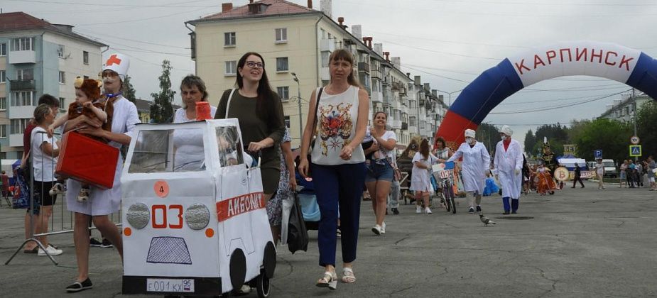 От пиратского корабля до реактивной установки. В Карпинске прошел VII парад колясок