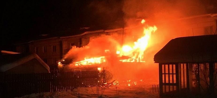 Сегодня ночью на Малышева сгорела баня
