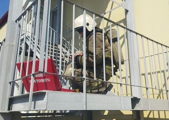 Карпинские и краснотурьинские пожарные потушили условный пожар в спортзале