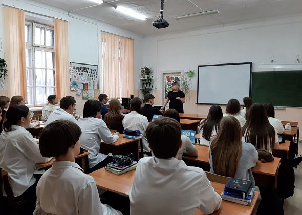 В карпинский суд приглашали школьников. Им рассказали о юридической карьере и уголовной ответственности