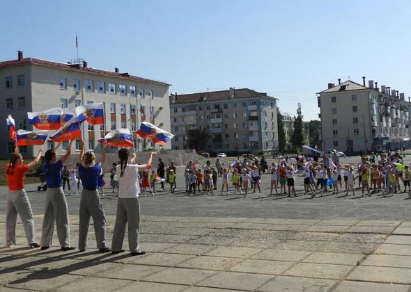 Триколор в руке и на руках. На городской площади дошколята отпраздновали День российского флага
