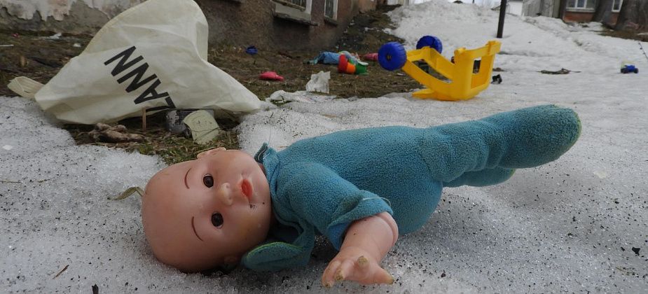 Трехлетний мальчик чуть не выпал из окна четвертого этажа. Ребенка спасали очевидцы, полиция и пожарные