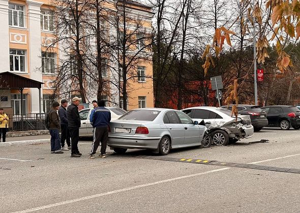 Сегодня возле КМТ столкнулись три иномарки