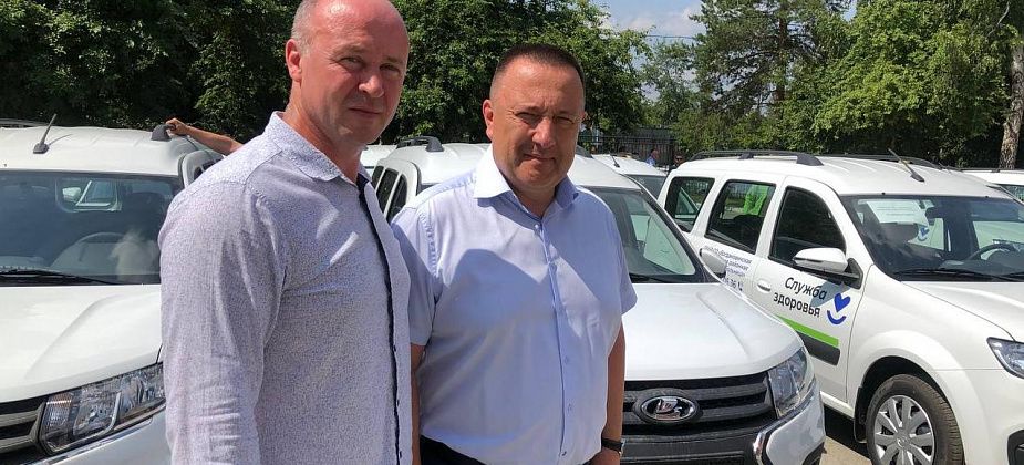 Карпинская ЦГБ получила от области три новых автомобиля