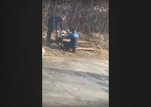 Горожане пожаловались, что в их дворе сломали и увезли лавки. Поясняем: их меняют на новые