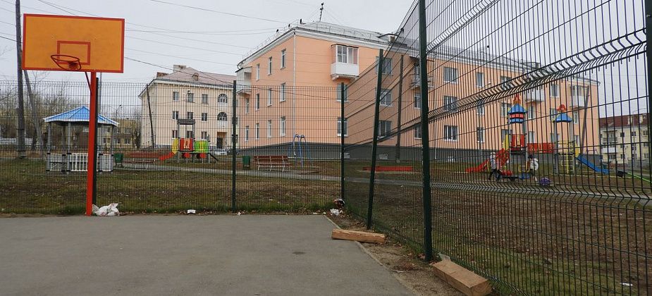 В одном из дворов шатается ограждение баскетбольной площадки. Местные жители беспокоятся за детей