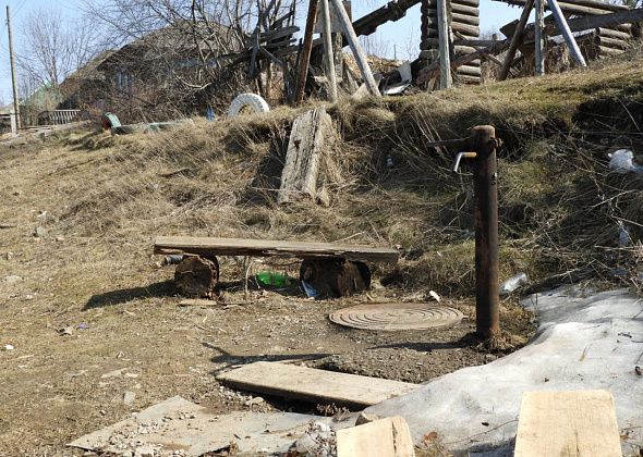 Жители «заречки» уже две недели не могут набрать воду на колонке. Там ее нет