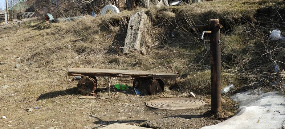 Жители «заречки» уже две недели не могут набрать воду на колонке. Там ее нет