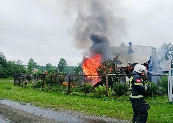 Снова пожар в карпинском поселке: вчера на Веселовке горел частный жилой дом