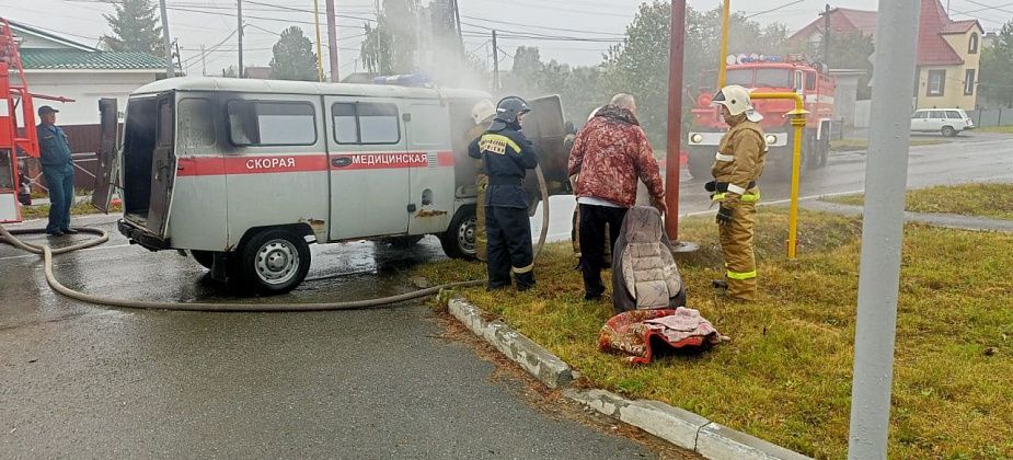 Сегодня в Карпинске горел автомобиль ЦГБ