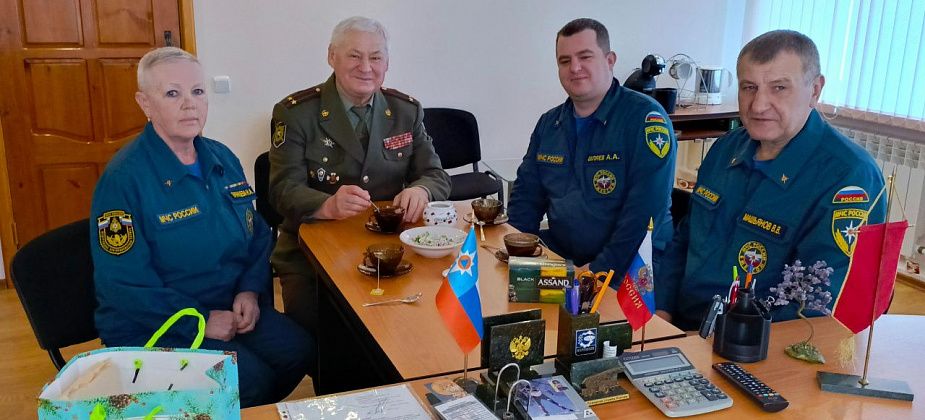 Ветеранов пожарной охраны Карпинска поздравили с профессиональным праздником